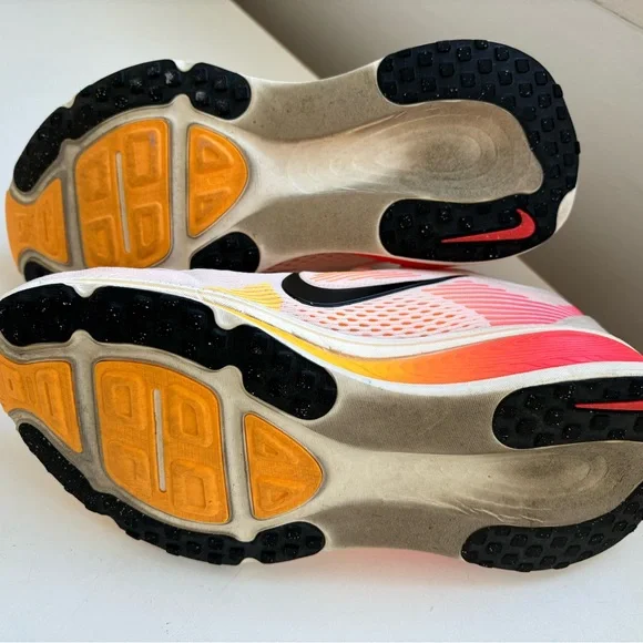 Nike Women's Vomero 18 Athletic Shoes - Picture 6 of 6